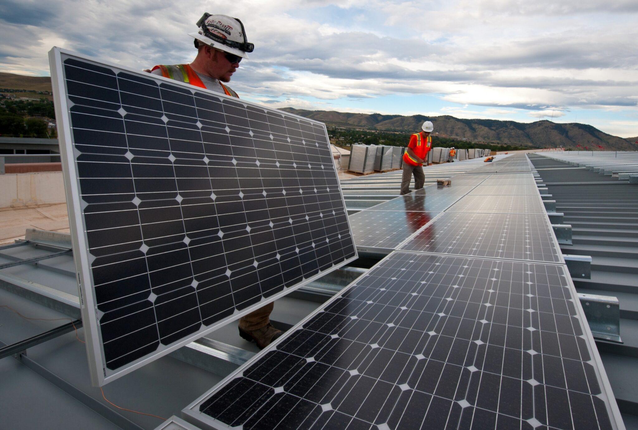 Ventajas de la instalación de placas solares en naves industriales